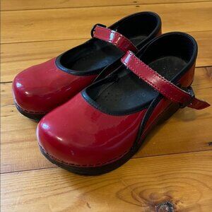 SANITA Girls 34 Size 4 Red Mary Jane Clogs Patent Leather EUC Buckle Strap Black